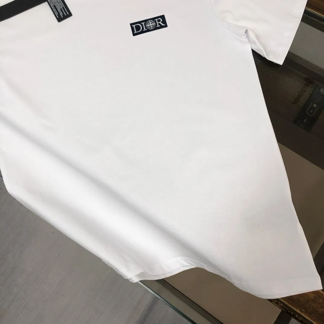 P150 A⭐️Stone Island Latest Couple Style Round Neck Short Sleeve Couple T-shirt ~ Spring and Summer New Product High Quality 🔥🔥Customized Unique Compass Logo Embroidery Logo Embellishment ~ Fashionable and Versatile Trendy Style Customized Imported Fabrics! Comfortable to wear, breathable, fashionable without losing personality, the upper body is casual and casual, handsome and stylish, showing the temperament of a big brand. All three standards are complete! ! Color: Black White Dark Gray Brown Size: SMLXLXXL